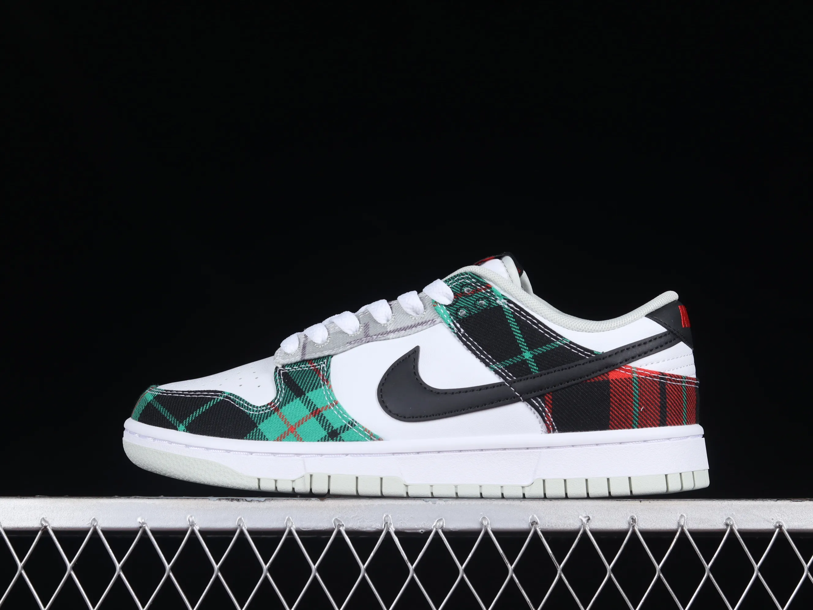 All Categories Nk SB Dunk Series Nk SB Dunk Low Low-top sneakers Pure original version Nk Dunk Low "Plaid" British style SB smashing backboard fashion casual sneakers DV0827-100